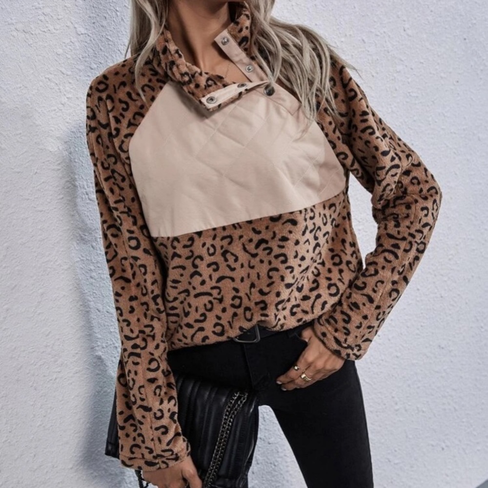 🆕LAST ONE🛍Leopard Fleece Snap Collar Pullover - Picture 4 of 4